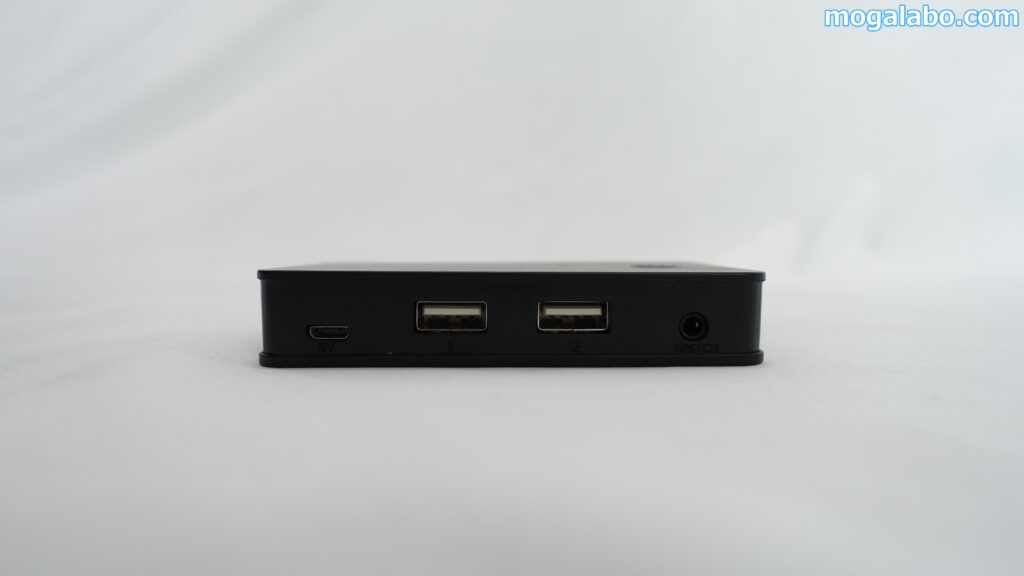 左からUSB 2.0 Micro-B メス、USB 2.0 Type-A メス×2、3.5mmミニジャック