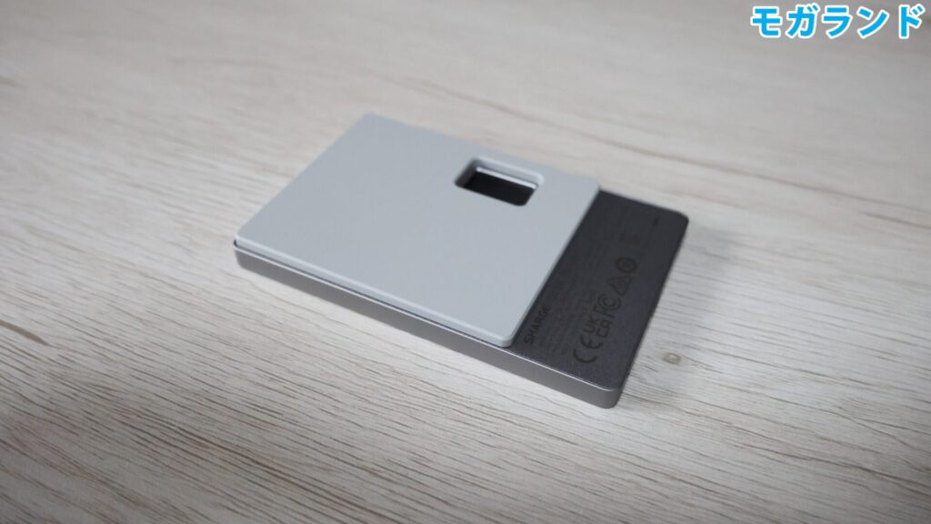 マグネティックパッドをSHARGE DISK PLUSの裏側に貼り付け