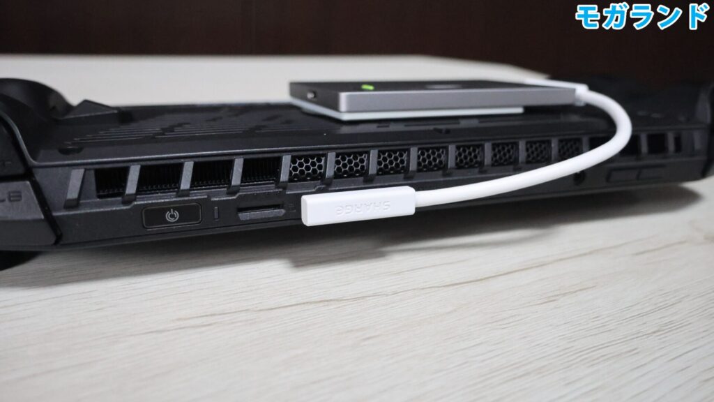 ケーブルをポータブルゲーミングPCに接続
