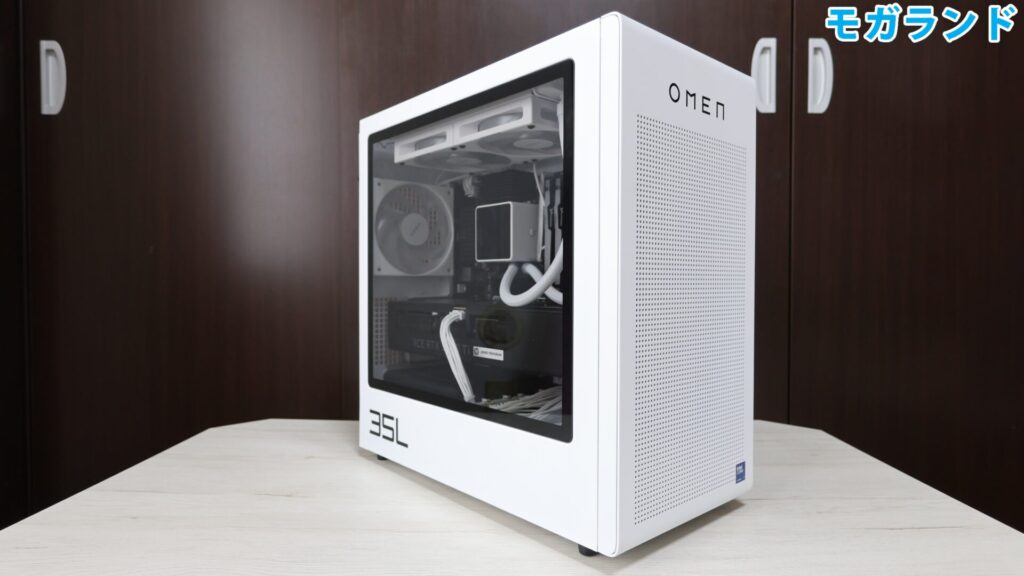 左サイドパネルは強化ガラス製