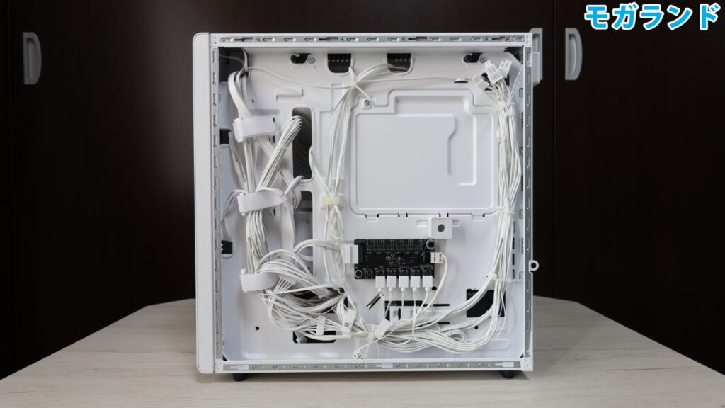 ケーブル類が収納