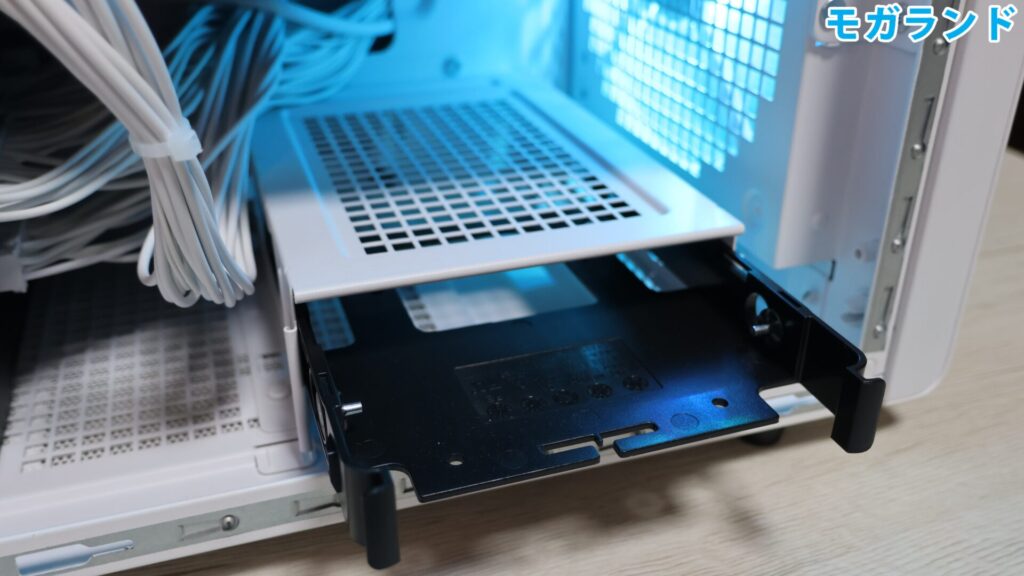 3.5インチ/2.5インチ兼用のシャドウベイが1基