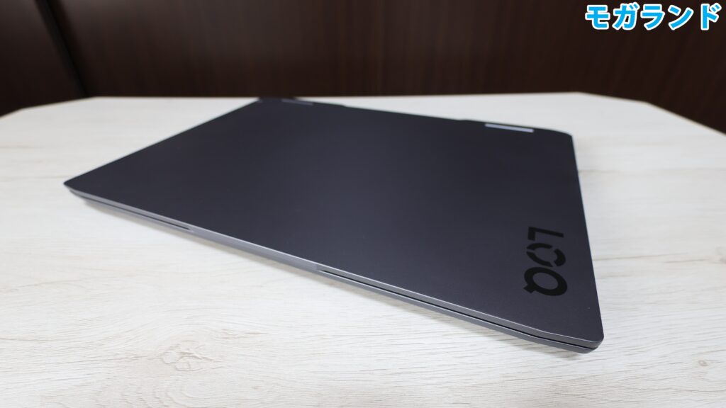 ボディカラーはストームグレー