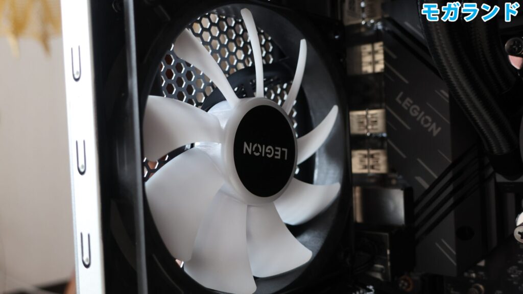ケース内のファン（背面）