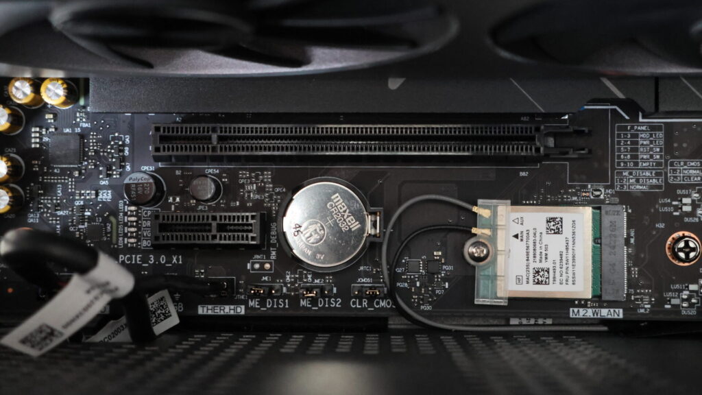 PCI Express Gen4 x4 スロットに干渉