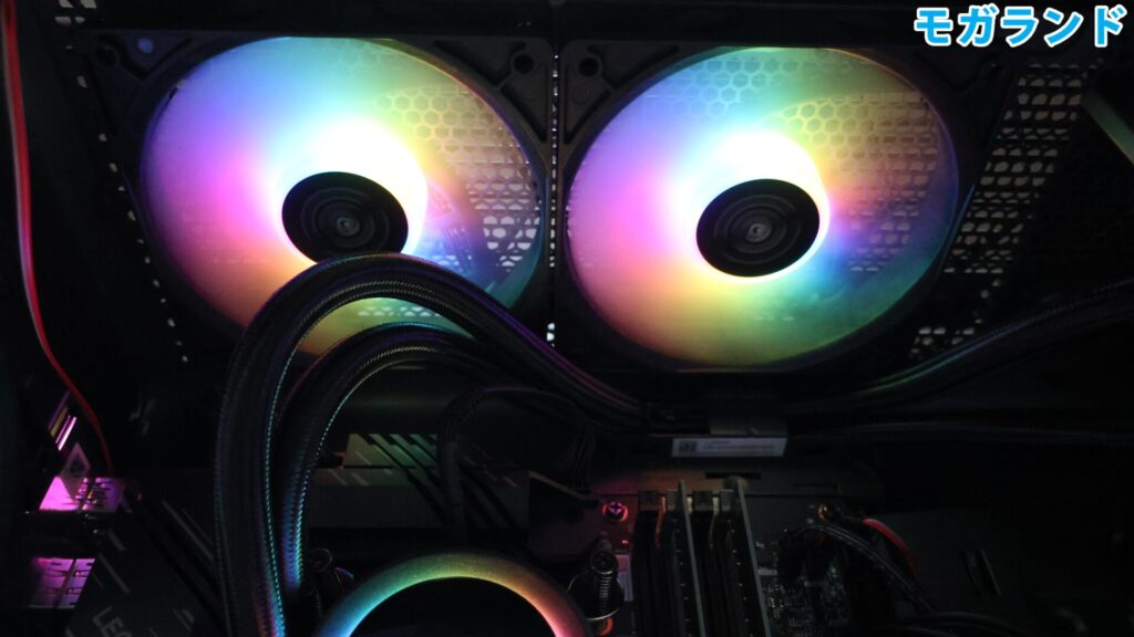 上面のケースファンが光る