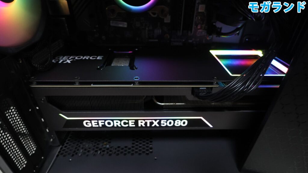 ビデオカードのバックプレートと側面が光る