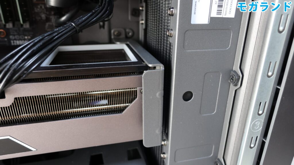 ビデオかードホルダーでガッチリと固定