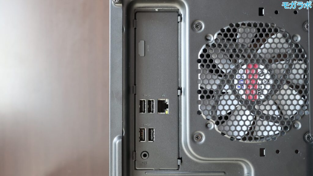 Lenovo LOQ Tower 26ADR10のマザーボードのインターフェース