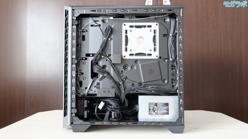 右サイドパネルを外す