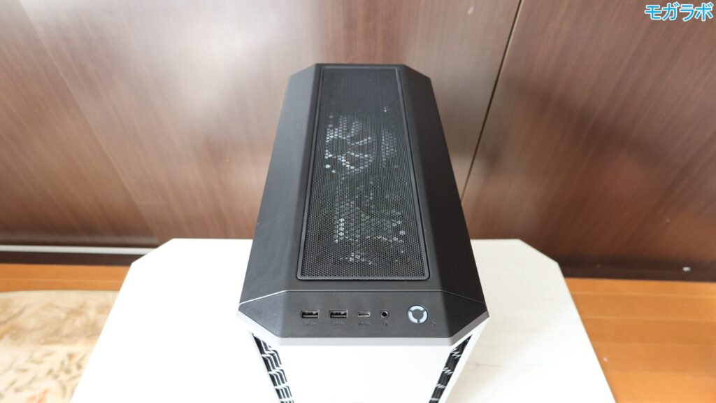 Lenovo LOQ Tower 26ADR10ののトップパネル