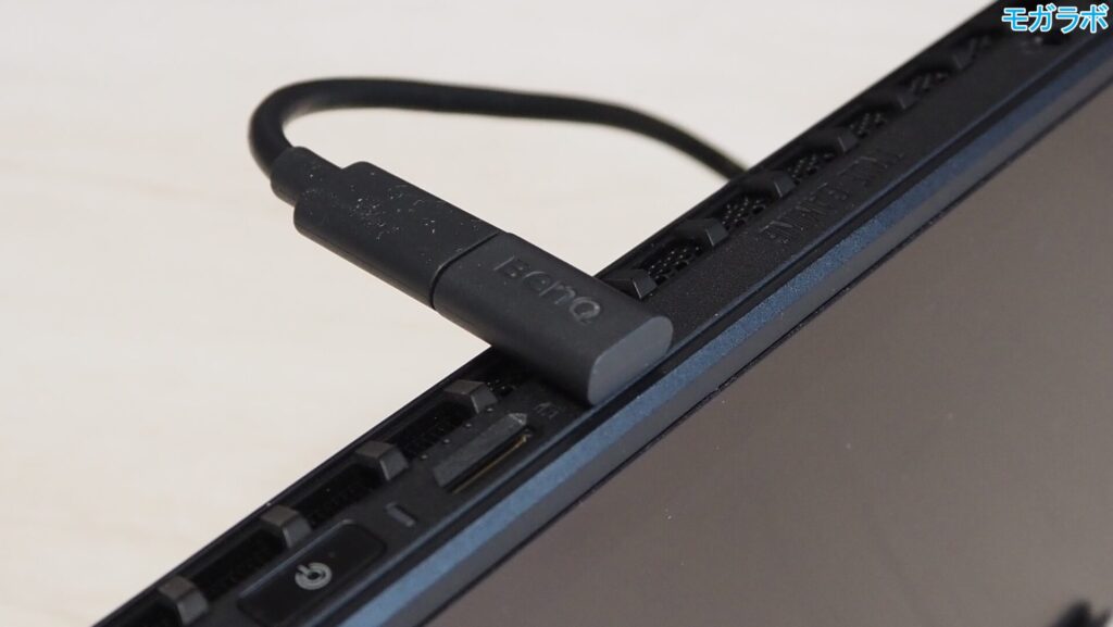 USB Type-C アップストリーム側ケーブルをポータブルゲーミングPCに接続