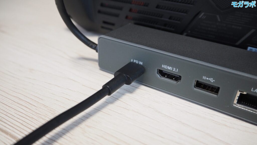 背面側のUSB Type-Cポートに電源ケーブルを接続