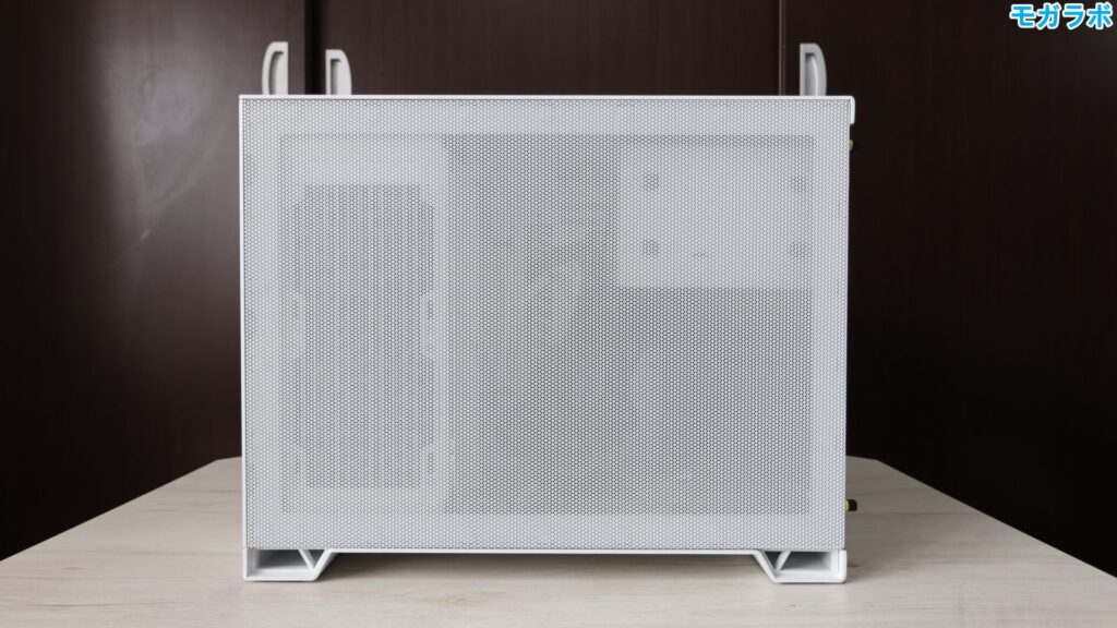 右サイドパネルはメッシュ