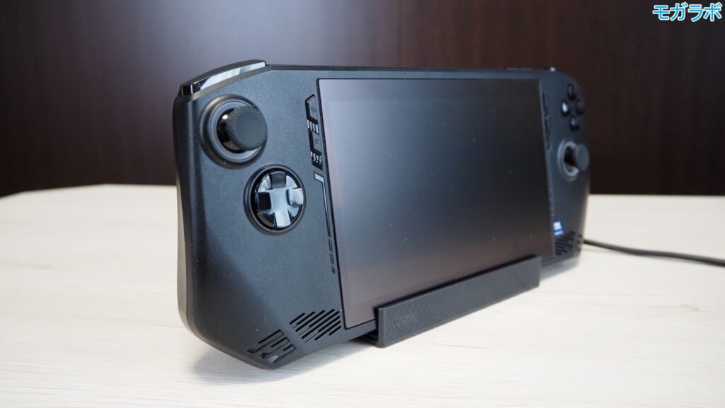 スタンドを開き、ポータブルゲーミングPCをセットする