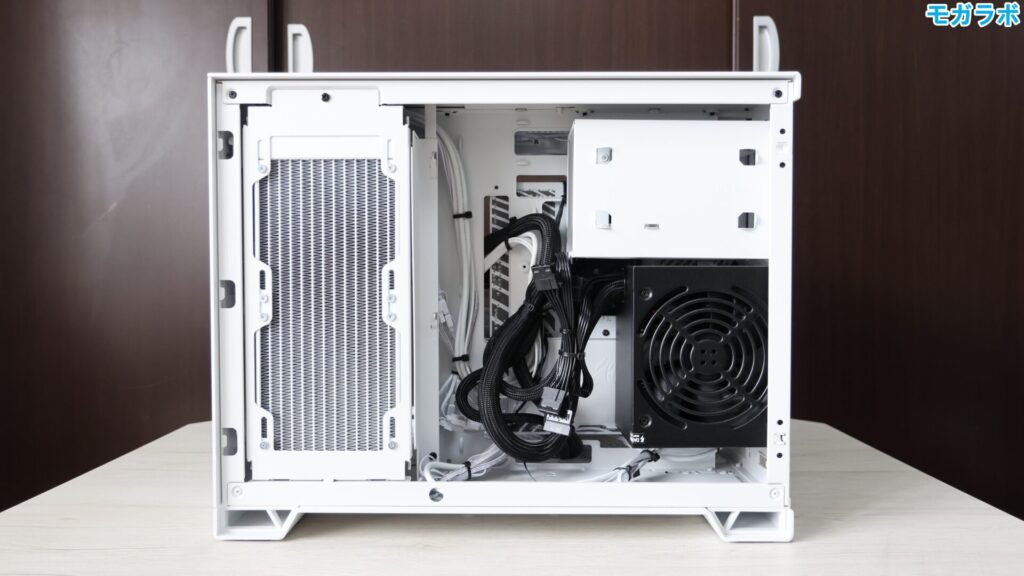 ラジエーター、3.5インチベイ、電源にアクセス